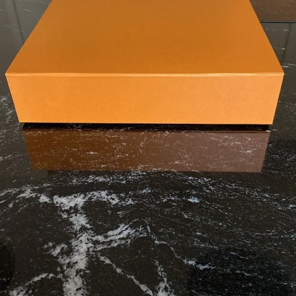 Louis Vuitton Signature Magnetic Box Set with LV Bow and LV Card Inserts - Picture 11 of 12